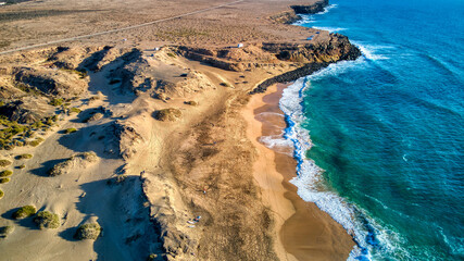 Foto aérea con dron playa del Castillo en Fuerteventura, Canarias.