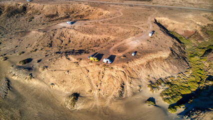 Foto aérea con dron del mundo camper en Fuerteventura, El Cotillo, Canarias