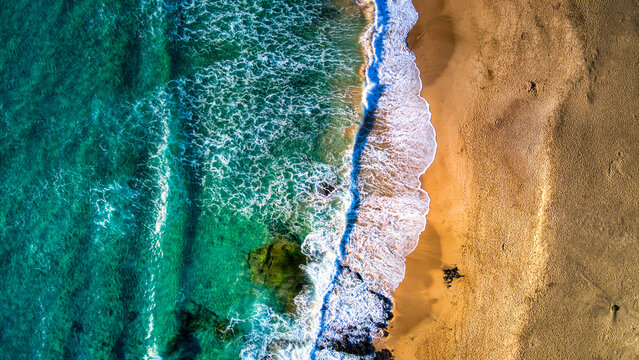 Foto cenital de olas en la playa, en El Cotillo, Fuerteventura, Canarias.