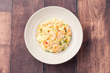 새우볶음밥은 새우껍질을 벗긴 새우와 잘게 썬 채소를 밥과 함께 볶은 음식
Shrimp fried rice is a dish made by stir-frying peeled shrimp and finely chopped vegetables with rice.


