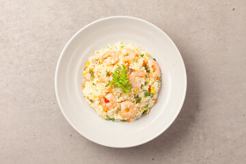 새우볶음밥은 새우껍질을 벗긴 새우와 잘게 썬 채소를 밥과 함께 볶은 음식
Shrimp fried rice is a dish made by stir-frying peeled shrimp and finely chopped vegetables with rice.


