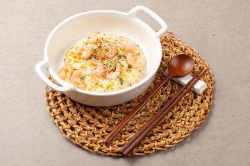 새우볶음밥은 새우껍질을 벗긴 새우와 잘게 썬 채소를 밥과 함께 볶은 음식
Shrimp fried rice is a dish made by stir-frying peeled shrimp and finely chopped vegetables with rice.


