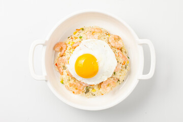 새우볶음밥은 새우껍질을 벗긴 새우와 잘게 썬 채소를 밥과 함께 볶은 음식
Shrimp fried rice is a dish made by stir-frying peeled shrimp and finely chopped vegetables with rice.


