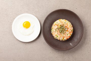 새우볶음밥은 새우껍질을 벗긴 새우와 잘게 썬 채소를 밥과 함께 볶은 음식
Shrimp fried rice is a dish made by stir-frying peeled shrimp and finely chopped vegetables with rice.


