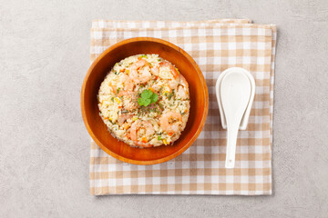 새우볶음밥은 새우껍질을 벗긴 새우와 잘게 썬 채소를 밥과 함께 볶은 음식
Shrimp fried rice is a dish made by stir-frying peeled shrimp and finely chopped vegetables with rice.


