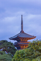Obraz premium Illuminated Hokan-ji Temple (Yasaka Pagoda) Tower of Yasaka, is a Buddhist pagoda located in Higashiyama-ku, Kyoto, Japan