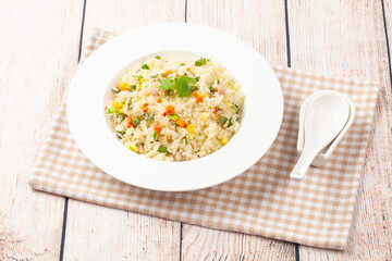 야채볶음밥은 당근, 양파, 감자 따위의 채소를 잘게 썰어서 밥과 함께 기름에 볶은 음식.
Vegetable fried rice is a dish made by finely chopping vegetables such as carrots, onions, and potatoes and frying them in oil with rice.
