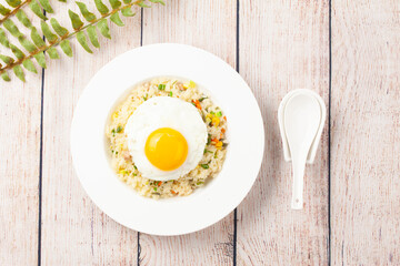 야채볶음밥은 당근, 양파, 감자 따위의 채소를 잘게 썰어서 밥과 함께 기름에 볶은 음식.
Vegetable fried rice is a dish made by finely chopping vegetables such as carrots, onions, and potatoes and frying them in oil with rice.
