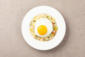 야채볶음밥은 당근, 양파, 감자 따위의 채소를 잘게 썰어서 밥과 함께 기름에 볶은 음식.
Vegetable fried rice is a dish made by finely chopping vegetables such as carrots, onions, and potatoes and frying them in oil with rice.
