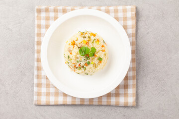 야채볶음밥은 당근, 양파, 감자 따위의 채소를 잘게 썰어서 밥과 함께 기름에 볶은 음식.
Vegetable fried rice is a dish made by finely chopping vegetables such as carrots, onions, and potatoes and frying them in oil with rice.
