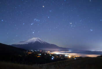 冬の山中湖村パノラマ台から富士山に沈むオリオン