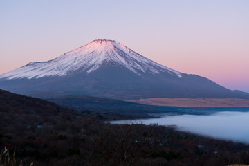 冬の山中湖村パノラマ台から夜明けの雲海と紅富士