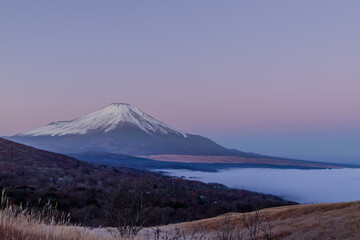 Fototapeta premium 冬の山中湖村パノラマ台から夜明けの雲海と紅富士