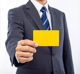 イエローカードを出すビジネスマン