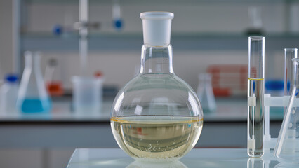 contenitori chimici in laboratorio