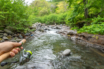 長野県南牧村の渓流でルアーフィッシングを楽しむ一人称視点
