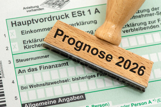 Ein Holzstempel ist beschriftet mit dem Aufdruck Prognose 2026 als Symbolbild für die Vorhersage einer Entwicklung in Wirtschaft, Industrie oder Gesellschaft für das Jahr 2026 - digital bearbeitet