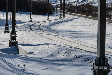 Eisenbahnschinen in Winterlanedschaft, Urserental, Kanton Uri, Schweiz