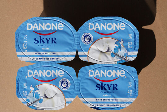Lot de quatre yaourts skyr de la marque Danone, France