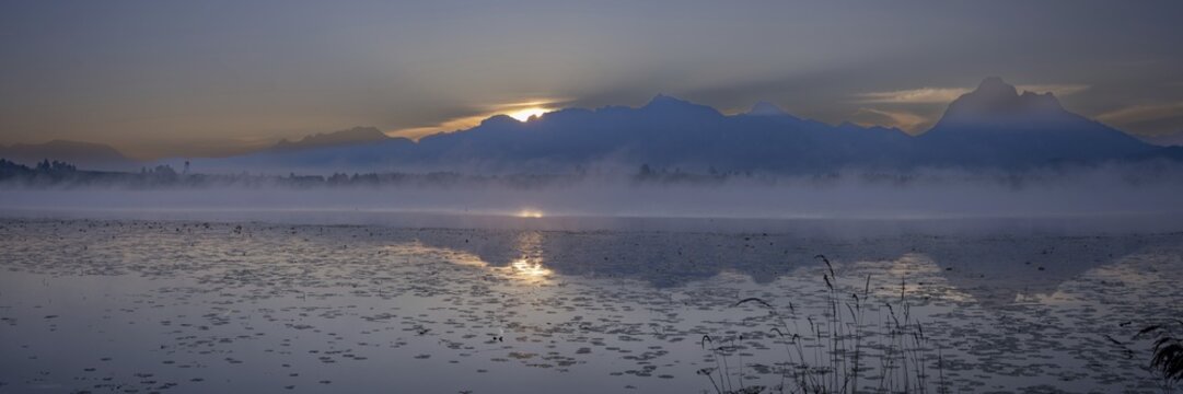 Sunrise at Lake Hopfensee near F&uuml;ssen, behind Hopfen am See, the Tegelberg massif and the S&auml;uling, Ostallg&auml;u, Allg&auml;u, Upper Swabia, Swabia, Bavaria, Germany