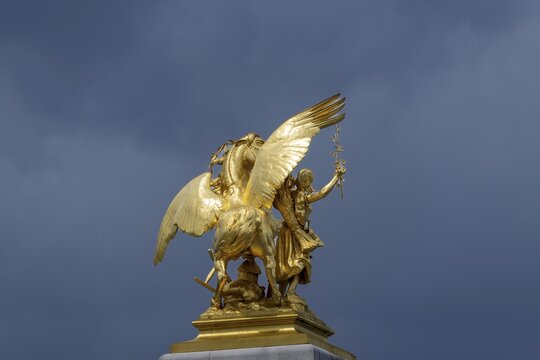 Column with the group of figures Fama of Agriculture on the Pont Alexandre III bridge over the Seine, Paris, &Icirc;le-de-France, France