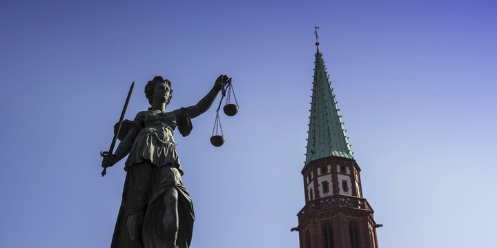 Justitia with scales, Justitia Fountain, Fountain of Justice on the R&ouml;merberg, behind it the Nikolaikirche, Frankfurt am Main, Hesse, Germany