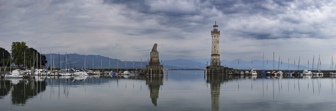 Harbour with lighthouse and Bavarian lion, Lindau, Lake Constance, Bavaria, Germany