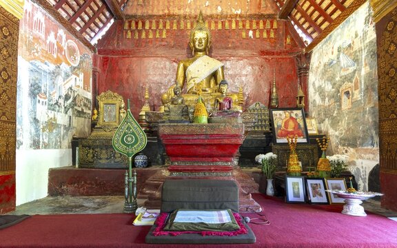 Golden Buddha statue, Bhumispara-mudra, Buddha Gautama at the moment of enlightenment, Wat Long Koon, Luang Prabang, Laos