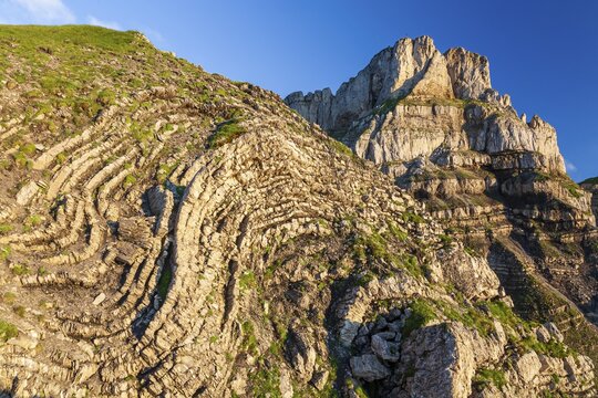 Rock formations, karst landscape in front of mountains, summer, evening light, Hoher Ifen, Allg&auml;u Alps, Allg&auml;u, Germany