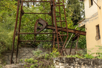 Verrostete Ölpumpe neben Wohnhaus in Kuçovë, Kuçovë, Bezirk Berat, Albanien