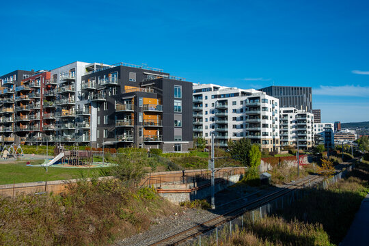 Modern development combining urban housing, contemporary architecture and wide angle perspectives across green areas inside the loren district of Oslo, Norway