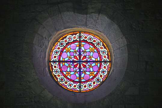 Prachtvolle Kirchenfenster in Saint Georges d&acute;Oleron