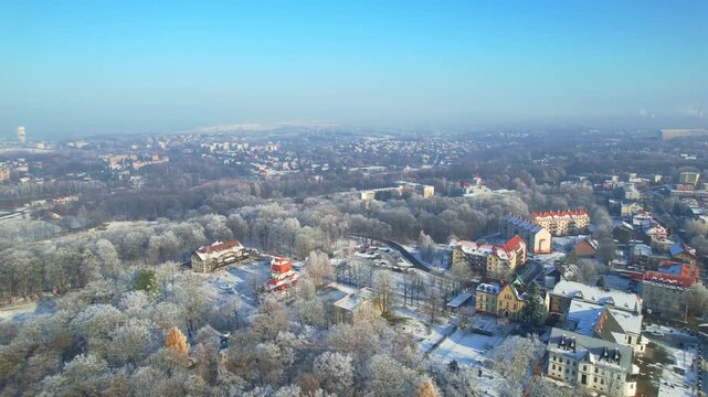 Granica Polski i Czech. Zimowy widok na G&oacute;rnym Śląsku z lotu ptaka na dolinę rzeki Piotr&oacute;wki.
