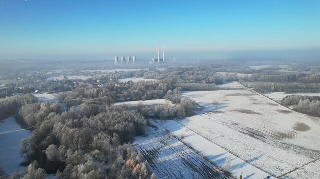 Granica Polski i Czech. Zimowy widok na G&oacute;rnym Śląsku z lotu ptaka na dolinę rzeki Piotr&oacute;wki.