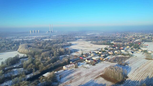 Granica Polski i Czech. Zimowy widok na G&oacute;rnym Śląsku z lotu ptaka na dolinę rzeki Piotr&oacute;wki.