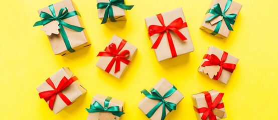 Obraz premium Colored craft gift boxes with colorful ribbons on colored background. Collection of Christmas present boxes