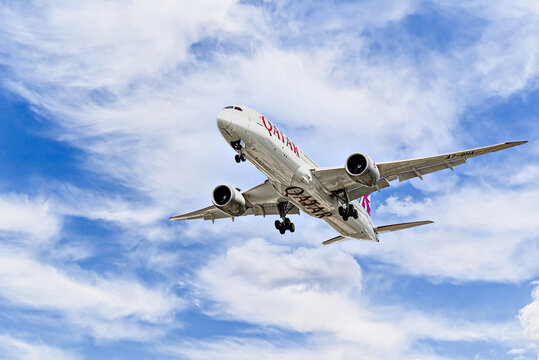 Barcelona, ​​Spain; April 5, 2025: Qatar Airways Boeing 787 landing at Josep Tarradellas Barcelona-El Prat Airport.