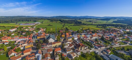 Die Marktgemeinde Wegscheid im Passauer Land im südlichen Bayerischen Wald von oben
