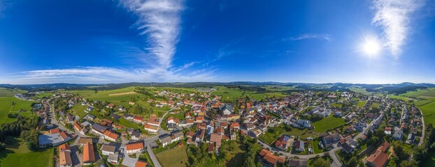 Obraz premium Ausblick auf die Region Donau-Wald rund um Wegscheid in Ostbayern nahe der Grenze zu Oberösterreich