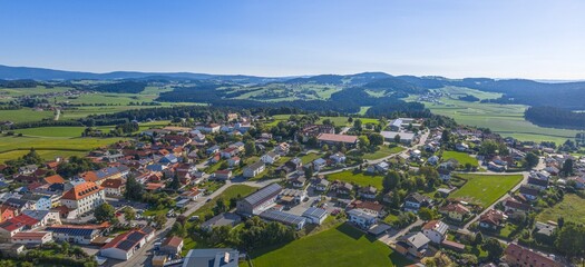 Obraz premium Die Marktgemeinde Wegscheid im Passauer Land im südlichen Bayerischen Wald von oben