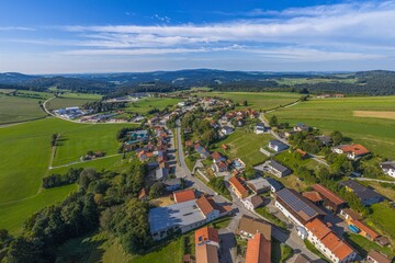 Naklejka premium Die Marktgemeinde Wegscheid im Passauer Land im südlichen Bayerischen Wald von oben
