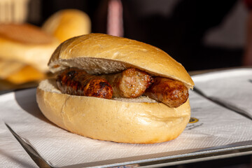 Detailaufnahme eines traditionellen Nürnberger Snacks: Drei original Nürnberger Rostbratwürste 