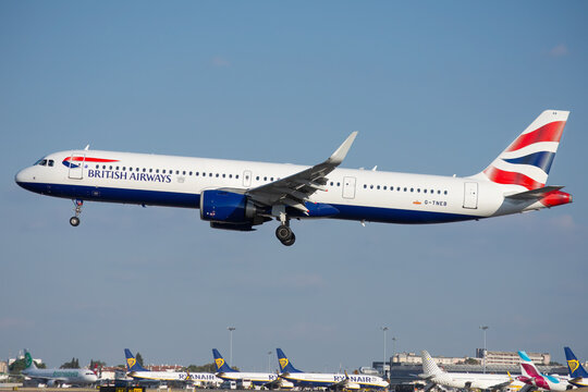 Avi&oacute;n de l&iacute;nea moderno Airbus A321 neo de la aerol&iacute;nea British Airways aterrizando en el aeropuerto de Lisboa con matr&iacute;cula G-TNEB.