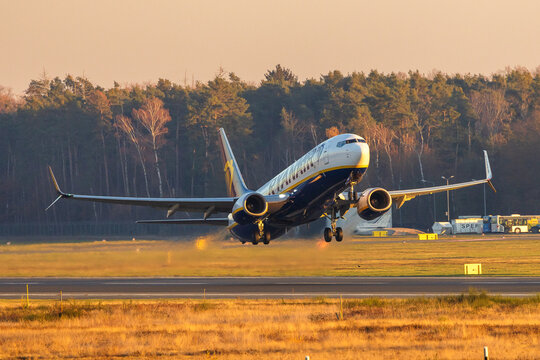 Eine Boeing 737-800 mit dem Kennzeichen 9H-QBQ der Fluggesellschaft Ryanair hebt am Flughafen N&uuml;rnberg 