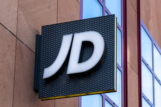 Nahaufnahme des beleuchteten Logos von JD Sports 
