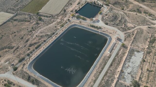 Vistas a&eacute;reas panor&aacute;micas de embalses para riego de zonas semi des&eacute;rticas , extracci&oacute;n de aguas subterr&aacute;neas y almacenamiento
