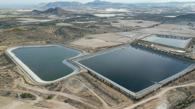 Vistas a&eacute;reas panor&aacute;micas de embalses para riego de zonas semi des&eacute;rticas , extracci&oacute;n de aguas subterr&aacute;neas y almacenamiento