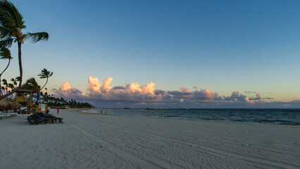 Amanecer en hermosa playa de arena blanca y mar turquesa del Caribe en Punta Cana, Rep&uacute;blica Dominicana