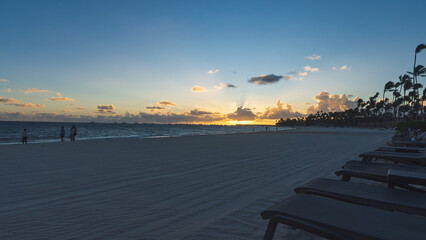 Amanecer en hermosa playa de arena blanca y mar turquesa del Caribe en Punta Cana, Rep&uacute;blica Dominicana