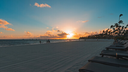 Amanecer en hermosa playa de arena blanca y mar turquesa del Caribe en Punta Cana, Rep&uacute;blica Dominicana